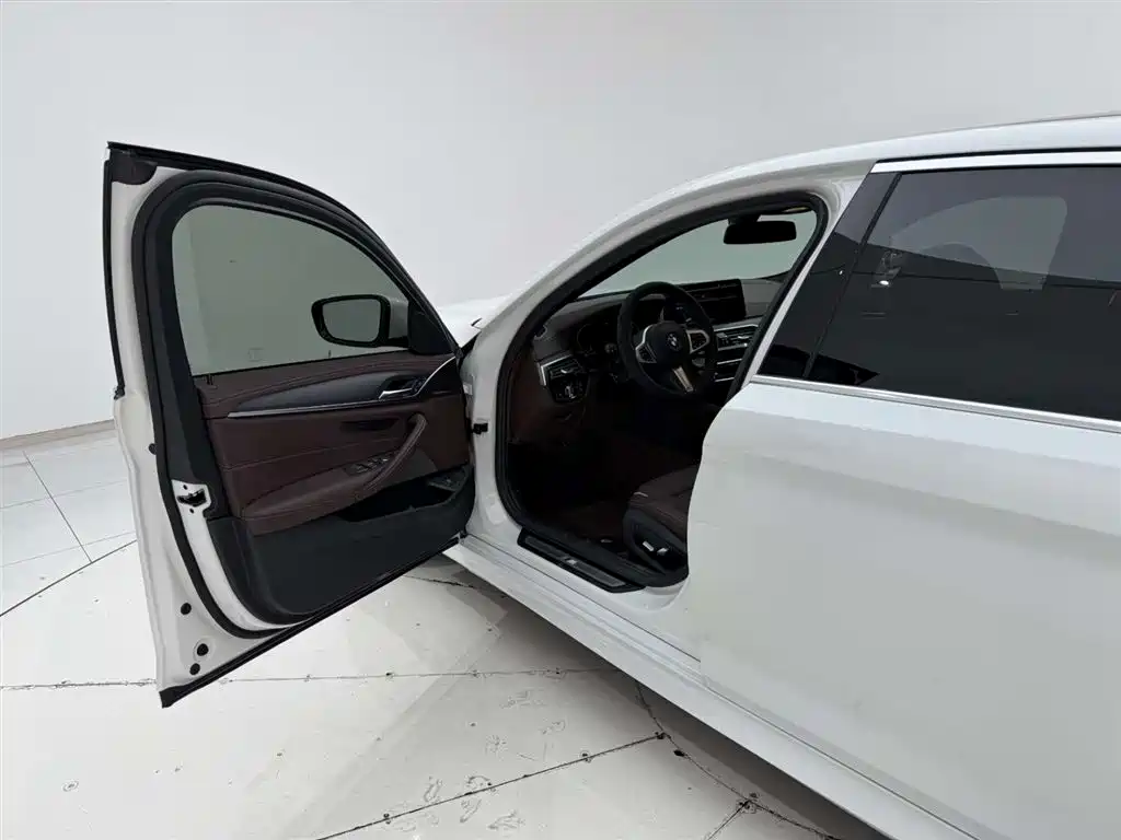 BMW 5 Series 2022 — фото 13