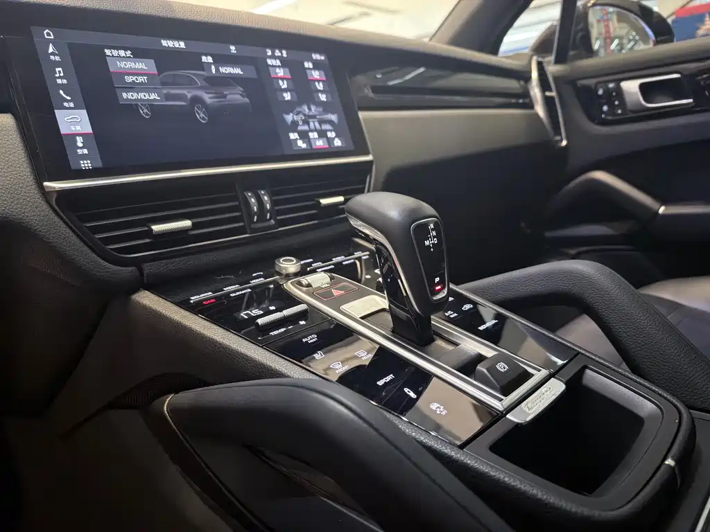 Porsche Cayenne 2019 — фото 15