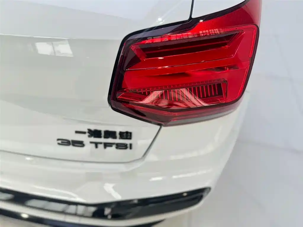 Audi Q2L 2024 — фото 11