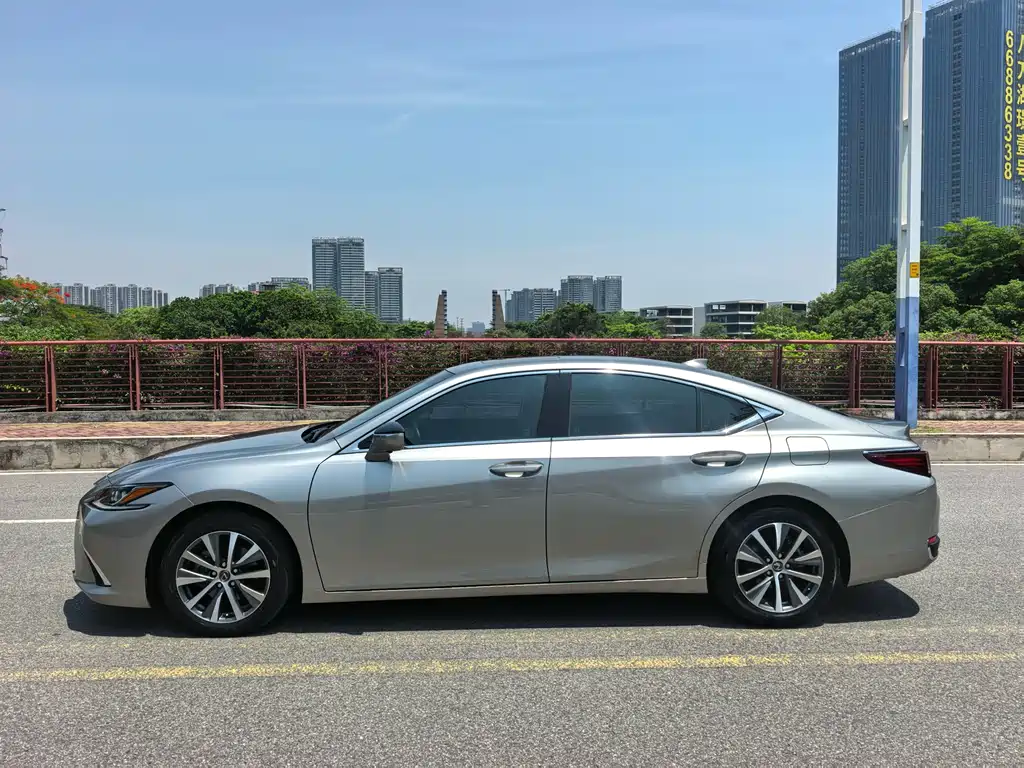 Lexus ES 2019 — фото 22