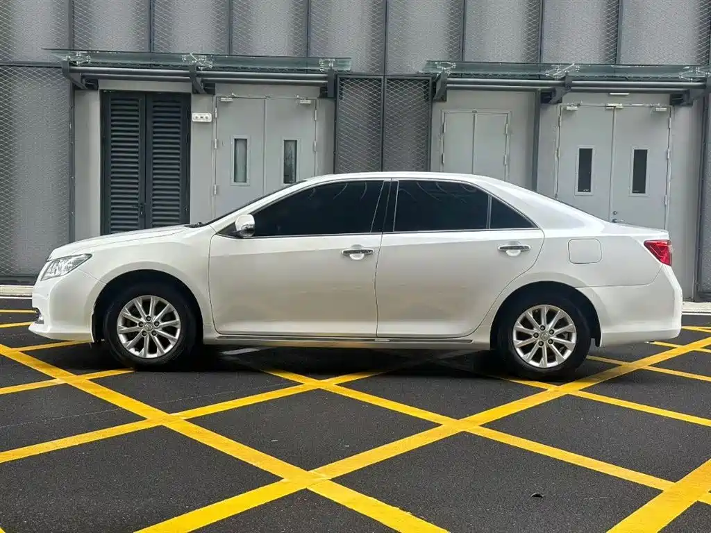 Toyota Camry 2014 — фото 4