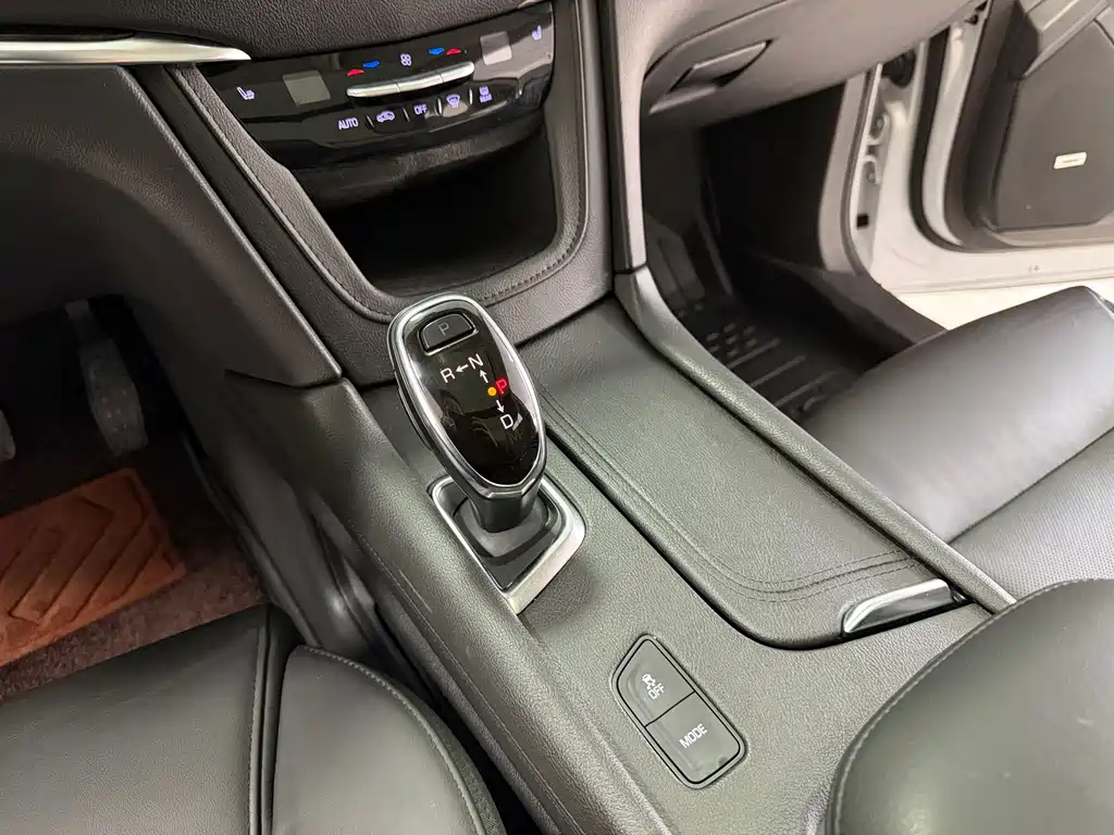 Cadillac XT5 2017 — фото 15