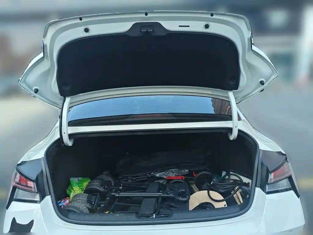 Hyundai Elantra 2023 — фото 10