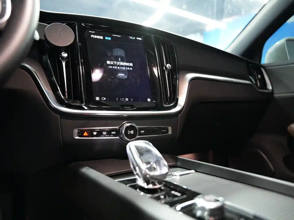 Volvo S60 2023 — фото 11
