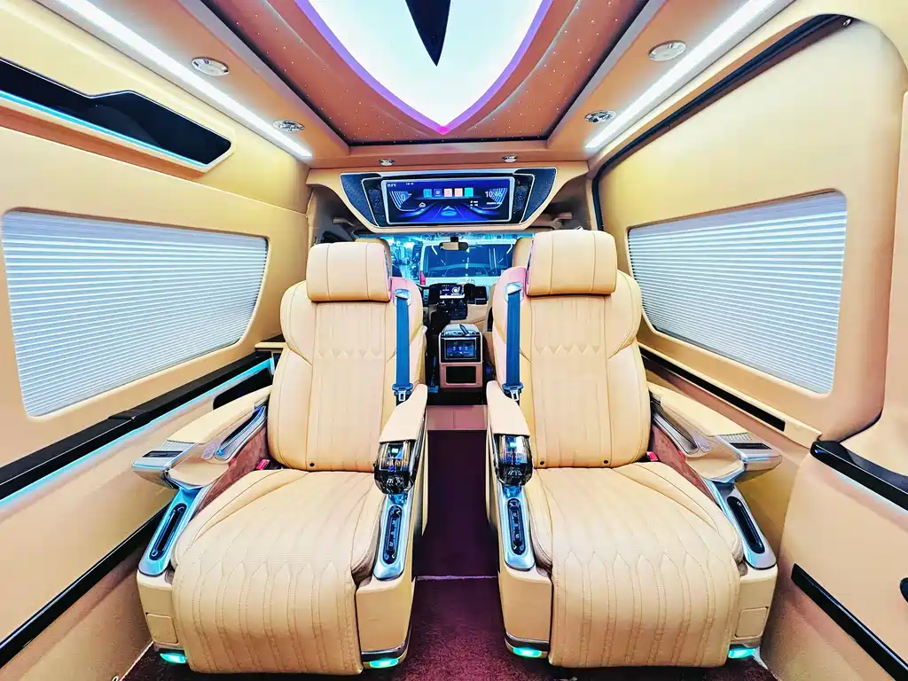 Toyota Hiace 2023 — фото 22