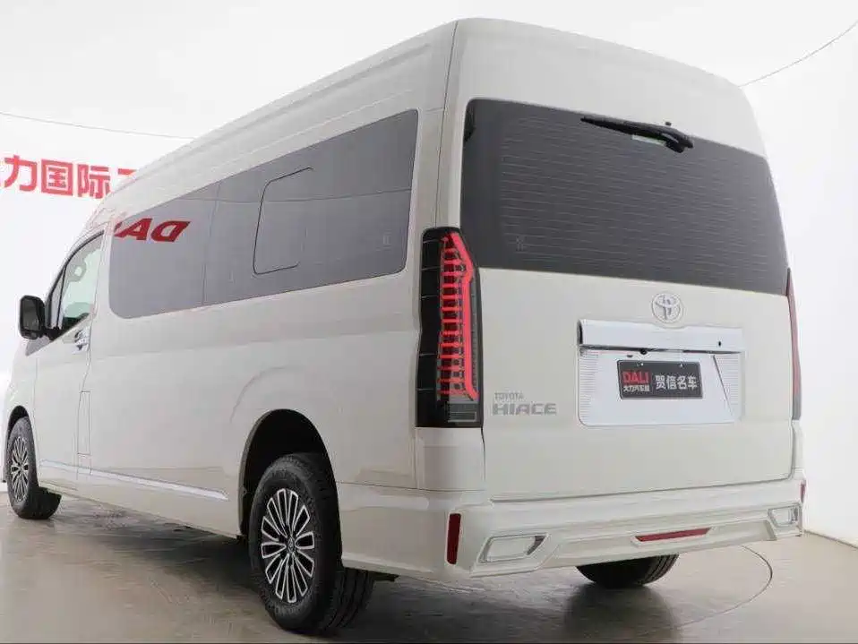 Toyota Hiace 2023 — фото 28