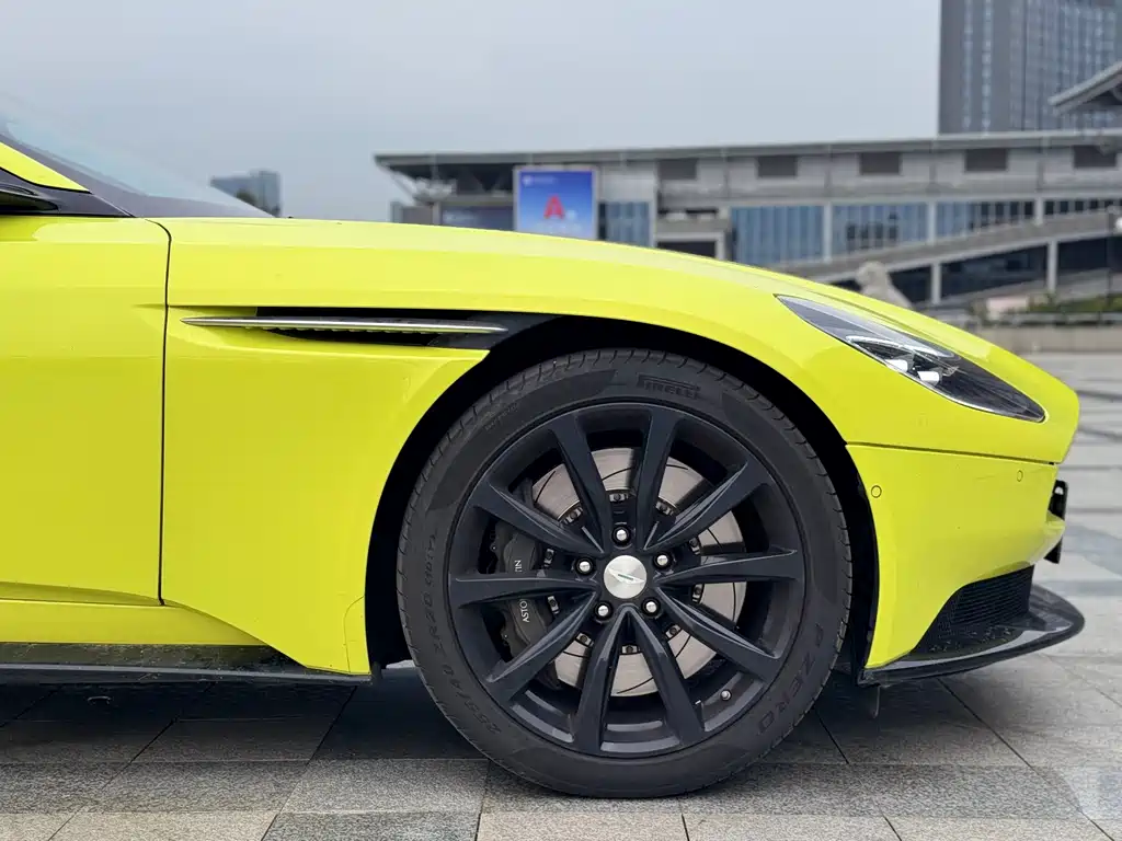 Aston Martin DB11 2023 — фото 13