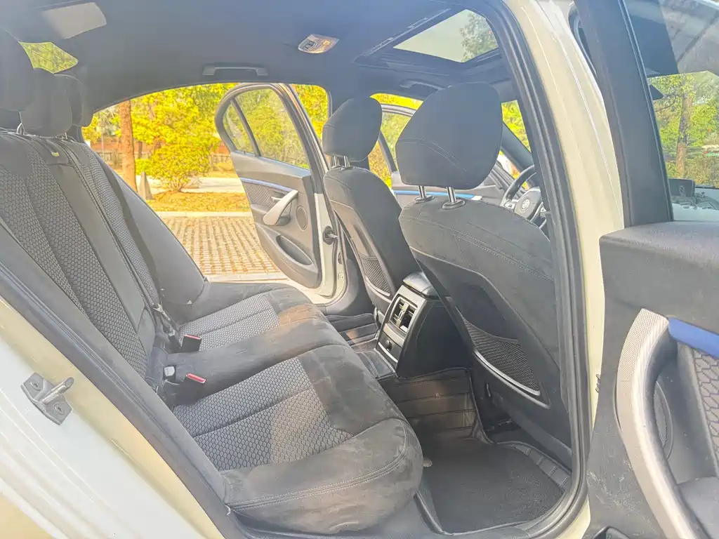 BMW 3 Series 2018 — фото 10