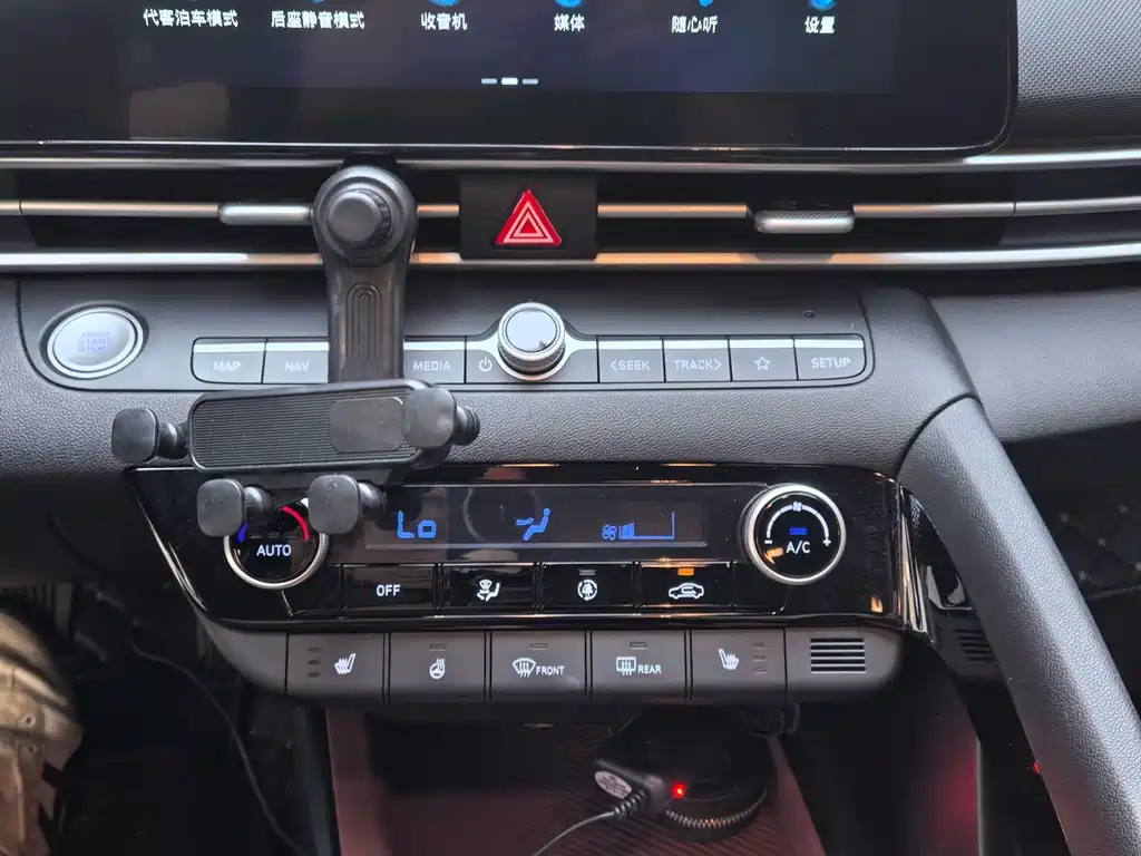 Hyundai Elantra 2023 — фото 11