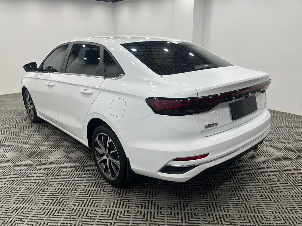 Geely Emgrand 2022