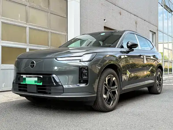 Volvo XC70 Plug-In Hybrid 2025
