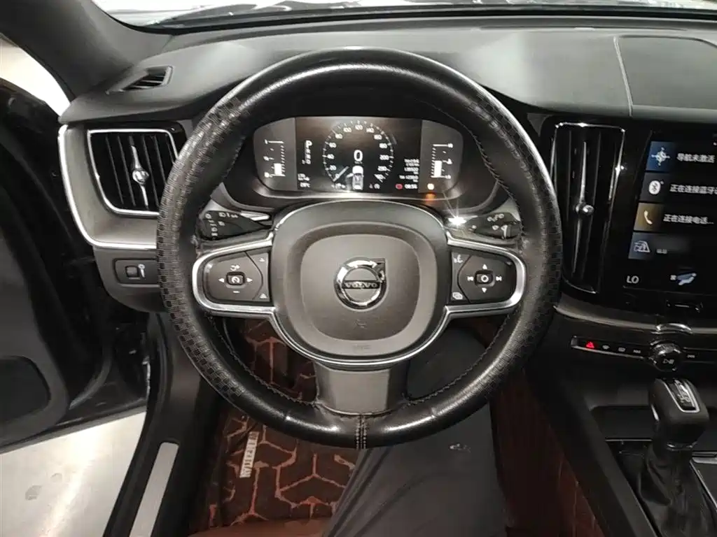 Volvo XC60 2021 — фото 11