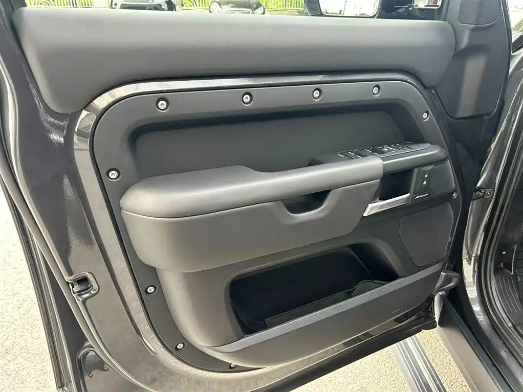Land Rover Defender 2025 — фото 18