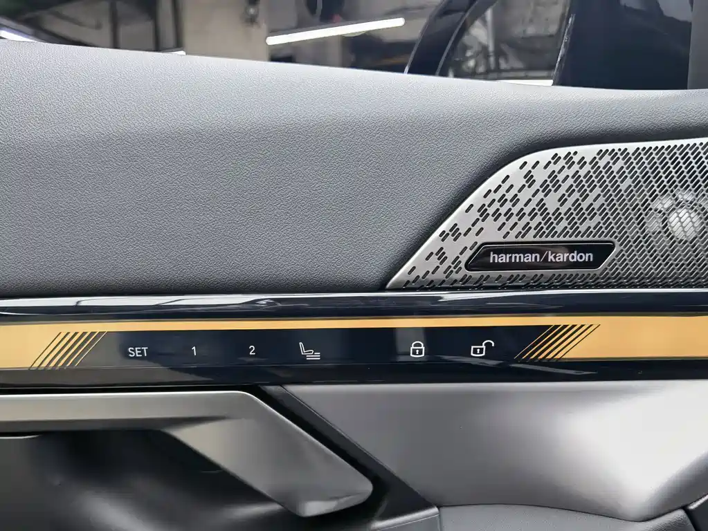 BMW 5 Series 2025 — фото 14