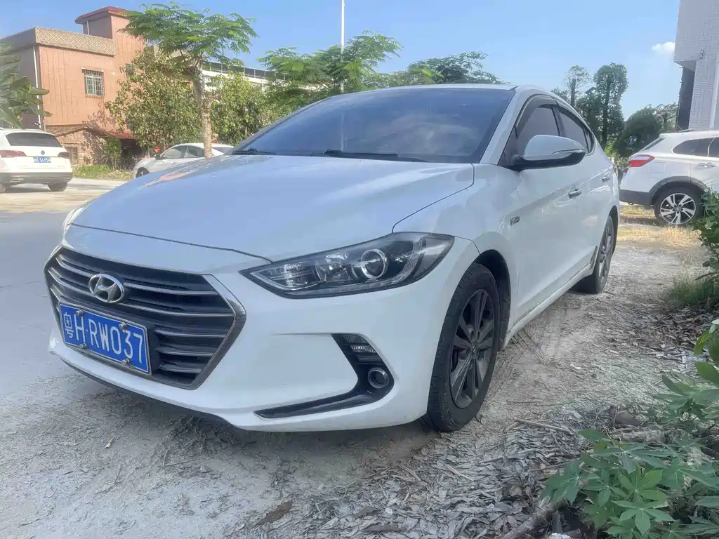 Hyundai Elantra 2018 — фото 1