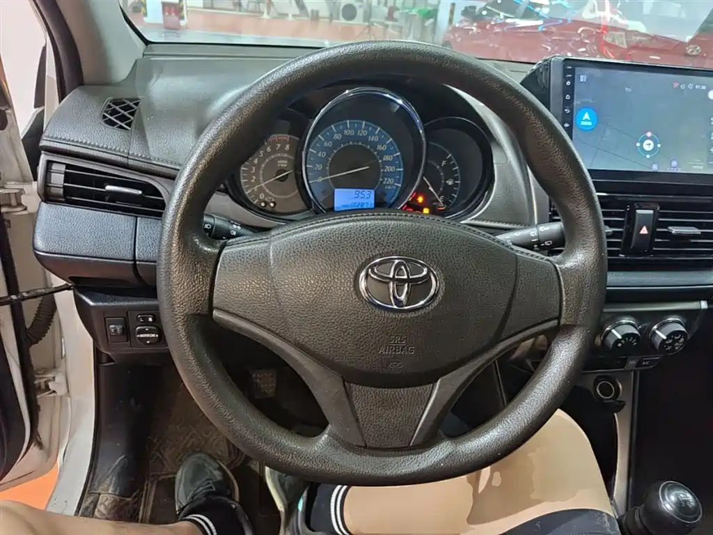 Toyota Yaris L 2015 — фото 11