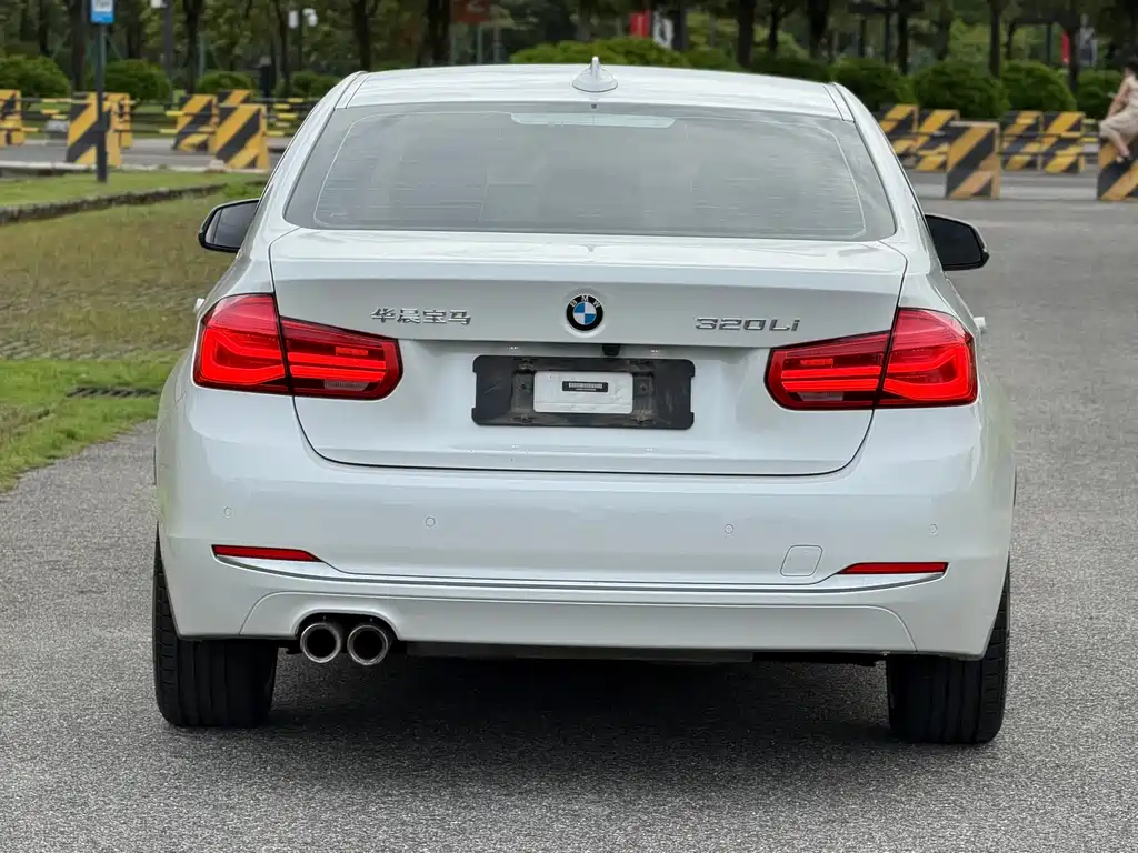 BMW 3 Series 2019 — фото 23