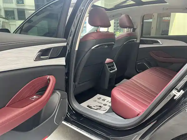 Hongqi H5 2025