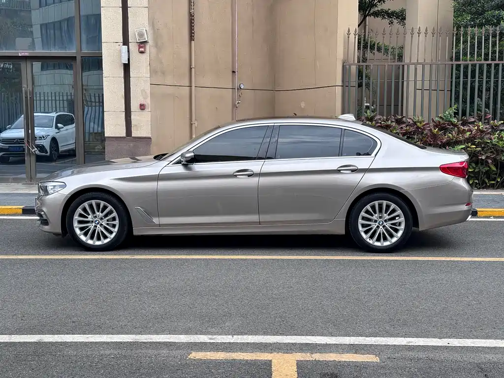 BMW 5 Series 2018 — фото 15