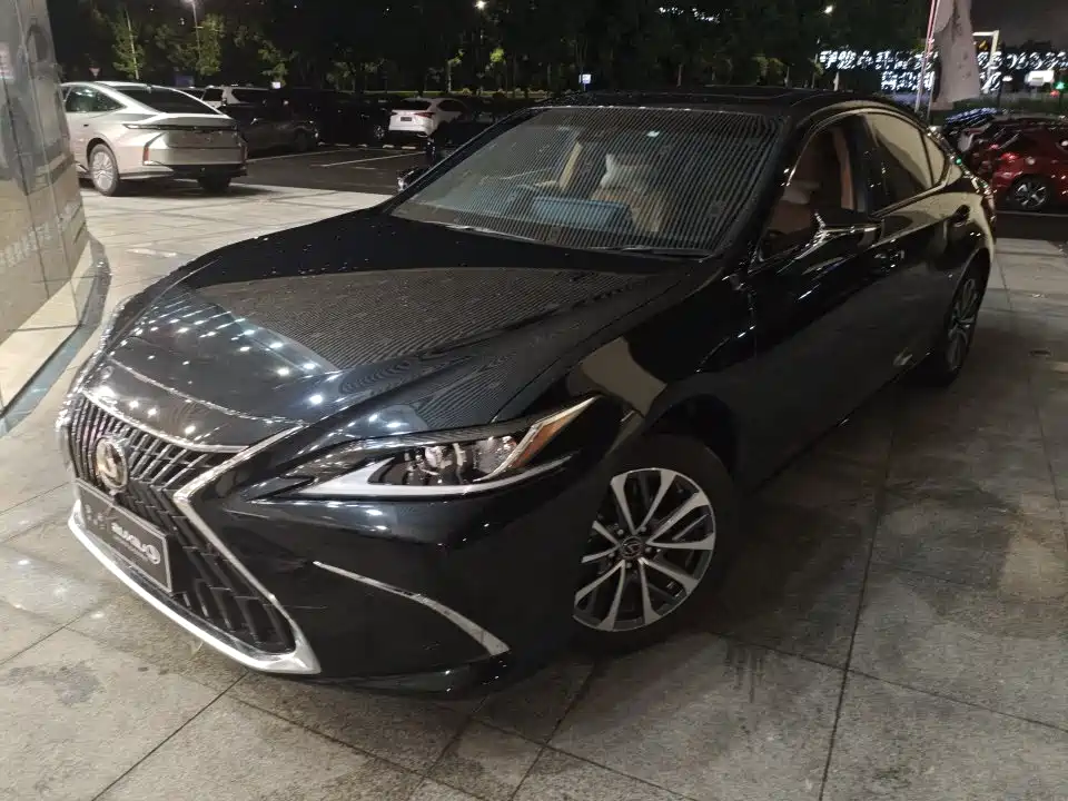 Lexus ES 2024