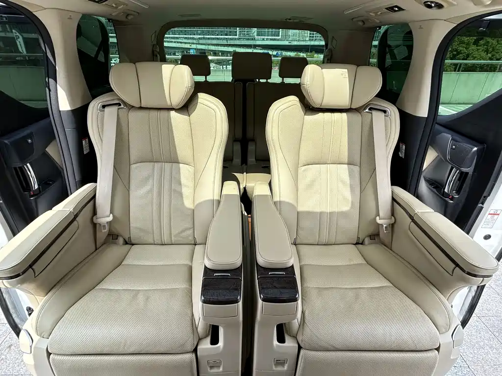 Toyota Alphard 2022 — фото 11