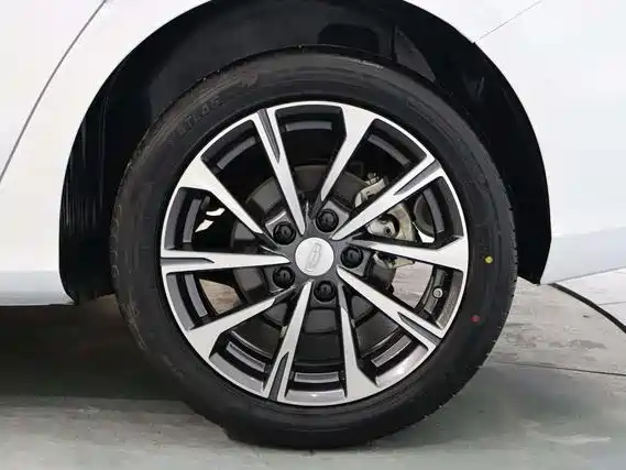 Geely Emgrand 2025 — фото 10