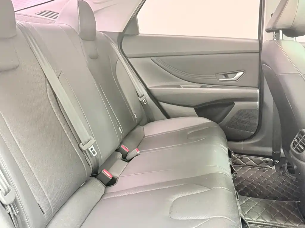Hyundai Elantra 2023 — фото 13