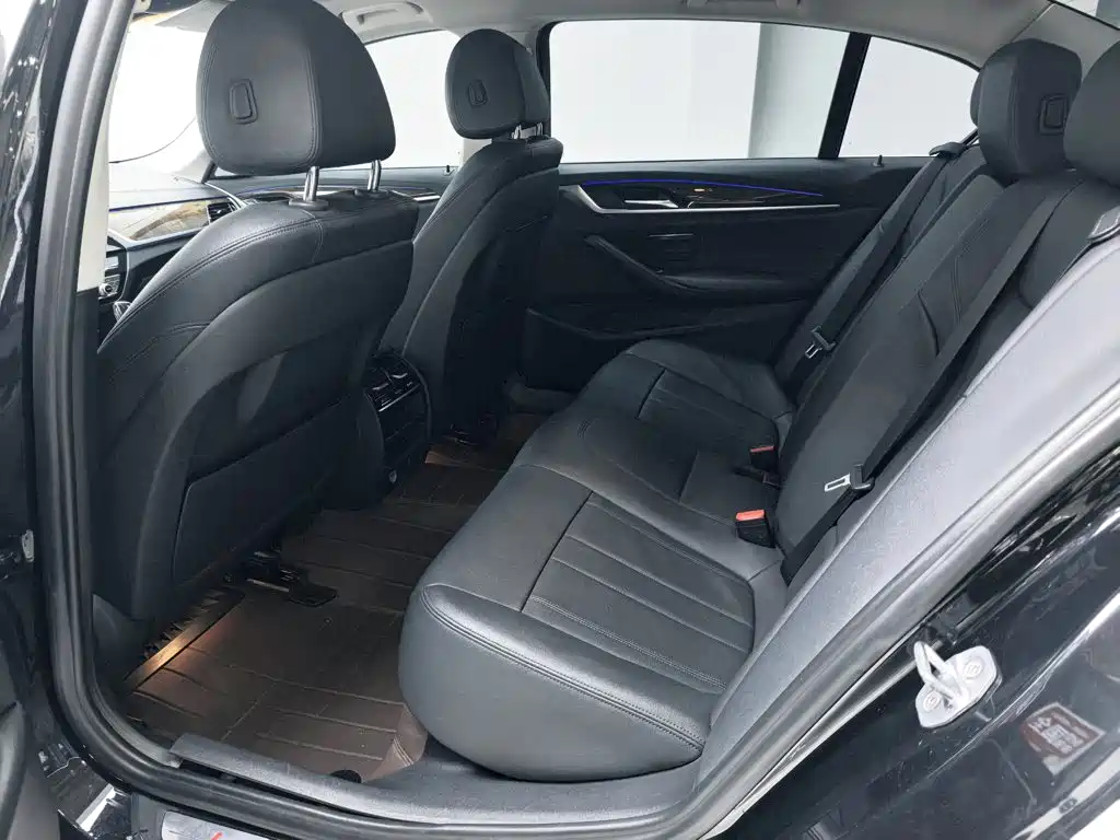 BMW 5 Series 2018 — фото 15