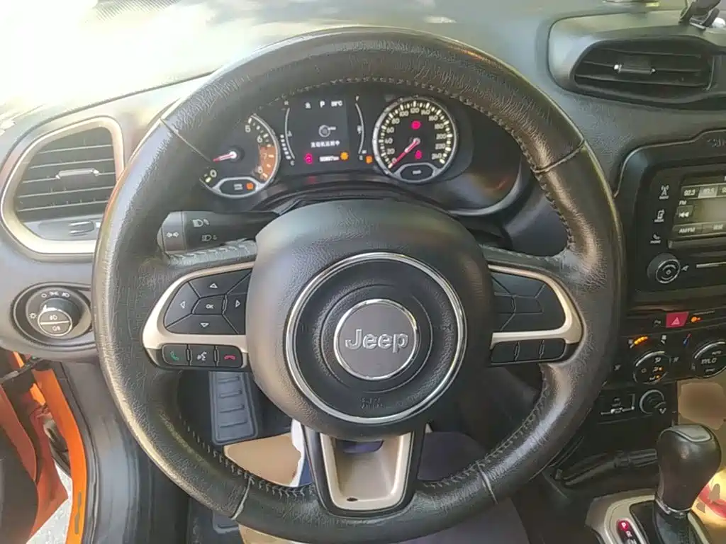 Jeep Renegade 2017 — фото 11