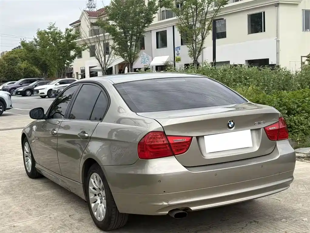 BMW 3 Series 2010 — фото 11