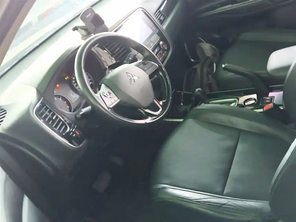 Mitsubishi Outlander 2018 — фото 15