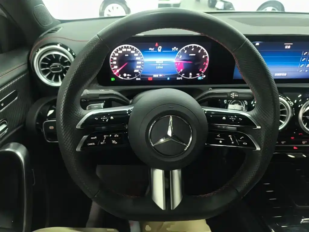 Mercedes-Benz A-Class 2024 — фото 11