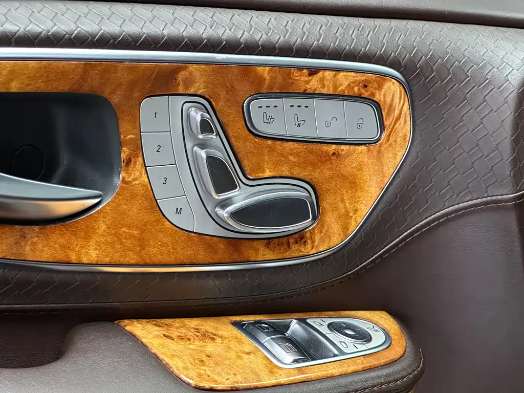 Mercedes-Benz V-Class 2021 — фото 12