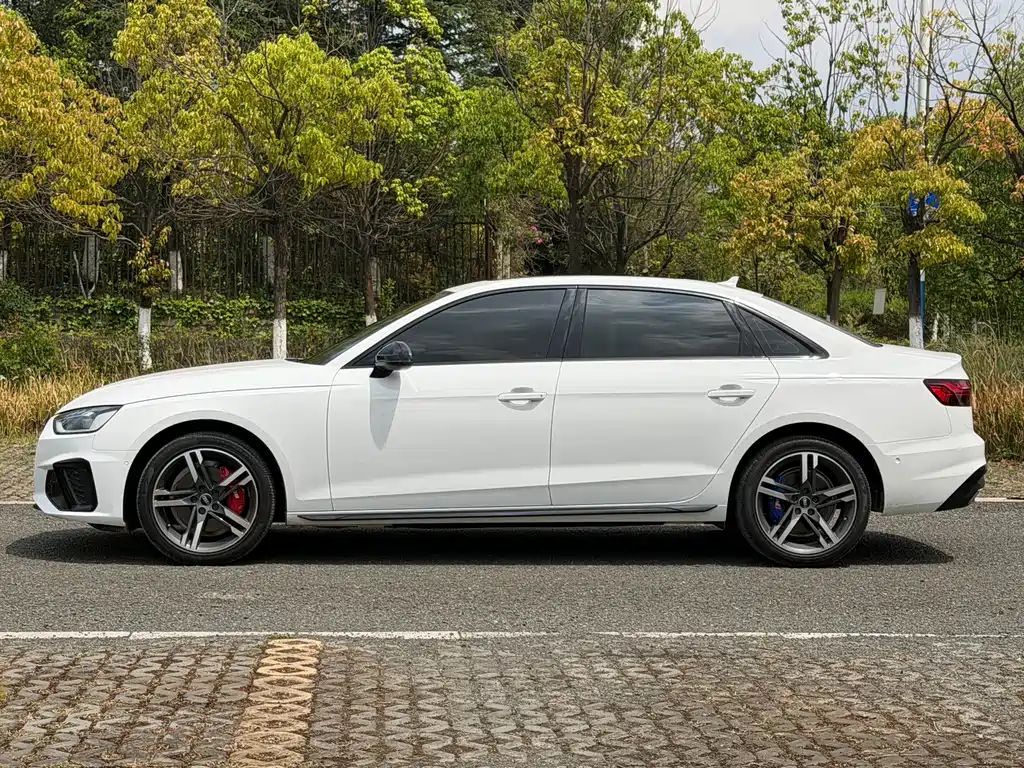 Audi A4L 2022 — фото 4