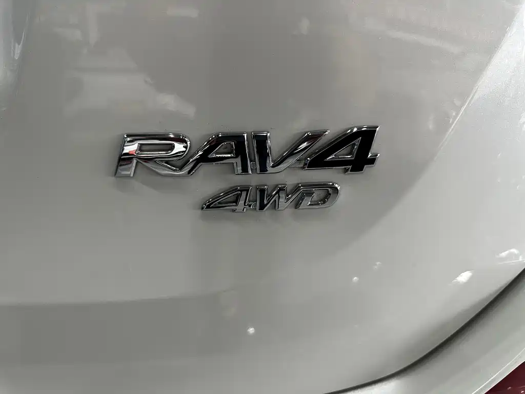 Toyota RAV4 2017 — фото 14