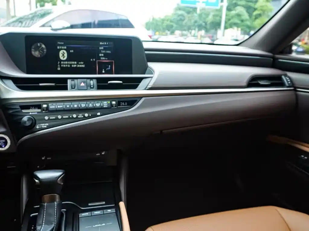 Lexus ES 2020 — фото 16