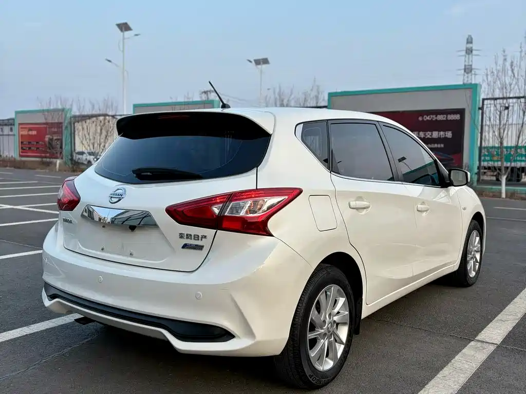 Nissan Tiida 2017 — фото 9