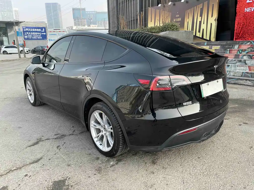 Tesla Model Y 2023 — фото 16