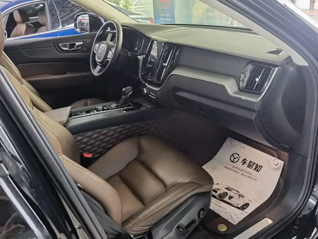 Volvo XC60 2020 — фото 11