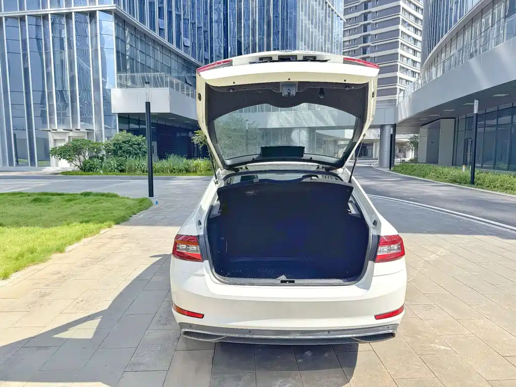 Skoda Octavia 2018 — фото 17