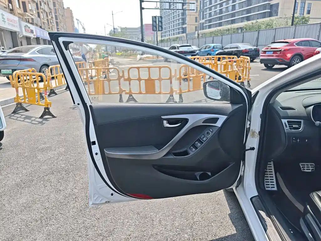 Hyundai Elantra Langdong 2016 — фото 13