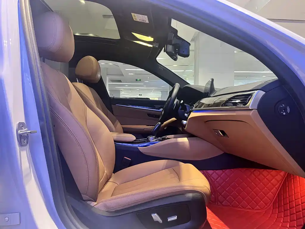 BMW 5 Series 2018 — фото 10