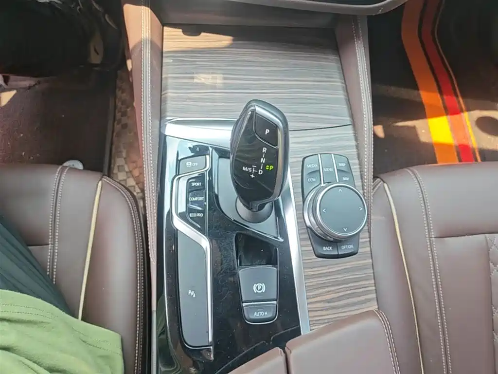 BMW 5 Series 2018 — фото 14