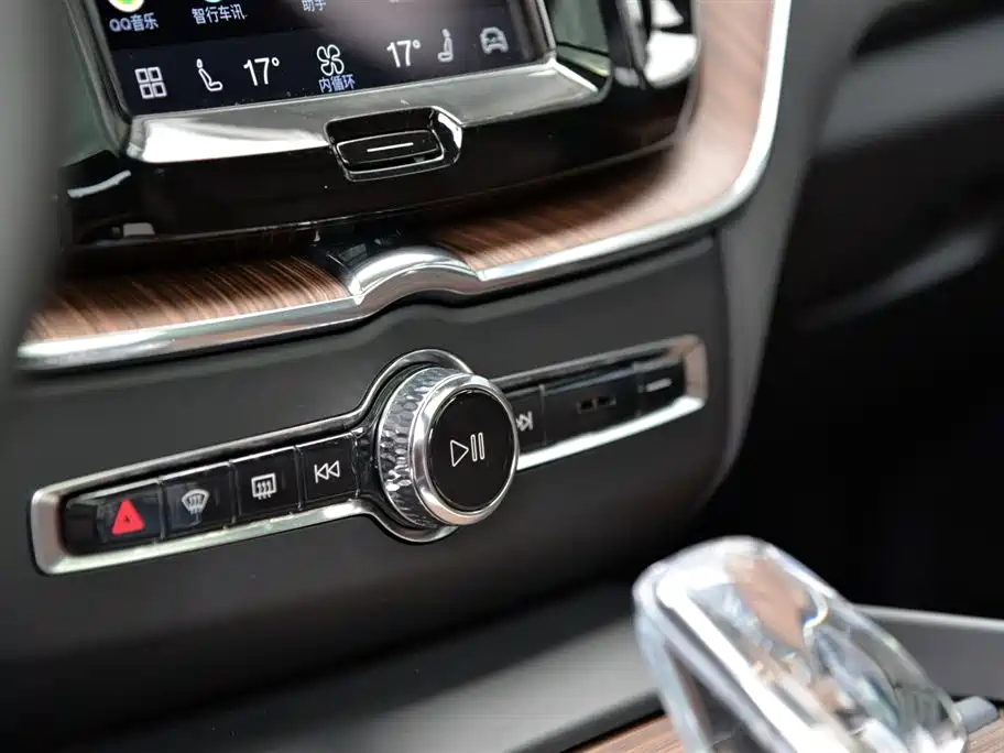 Volvo XC60 2023 — фото 14
