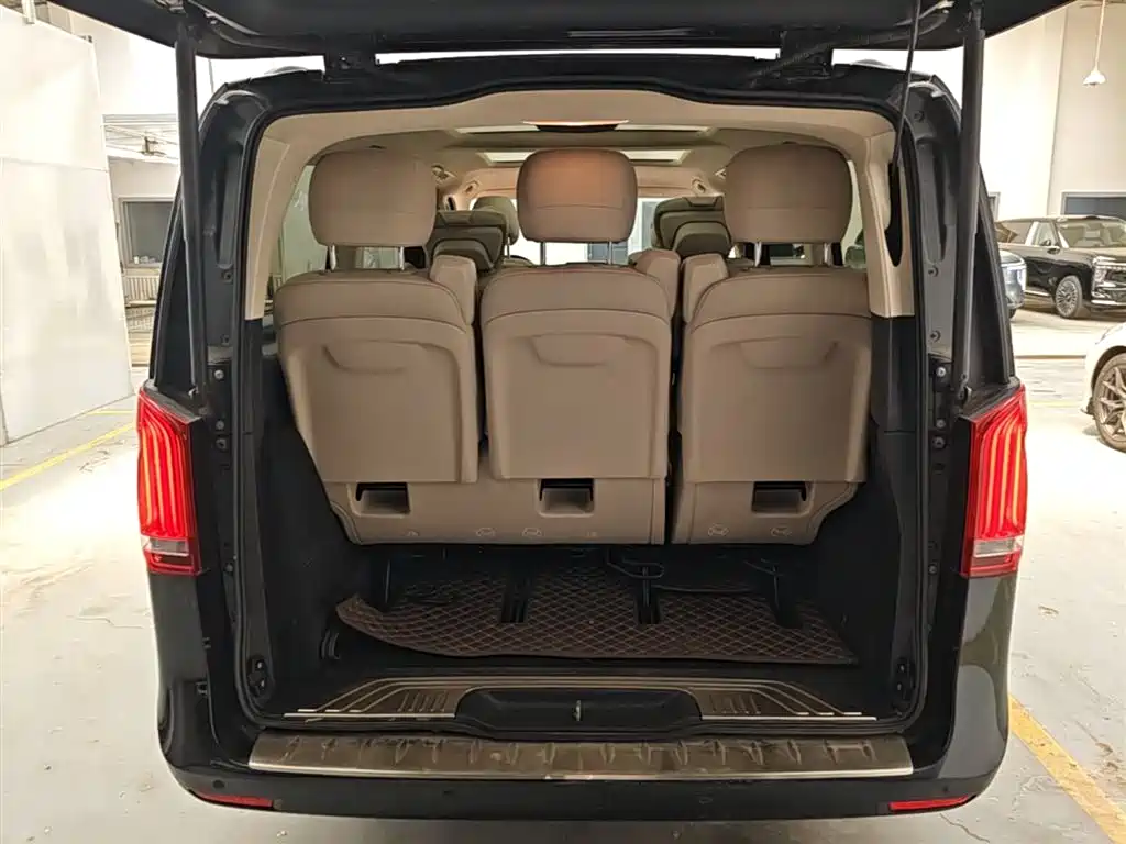 Mercedes-Benz V-Class 2019 — фото 19
