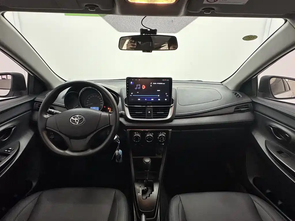 Toyota Yaris L 2021 — фото 10