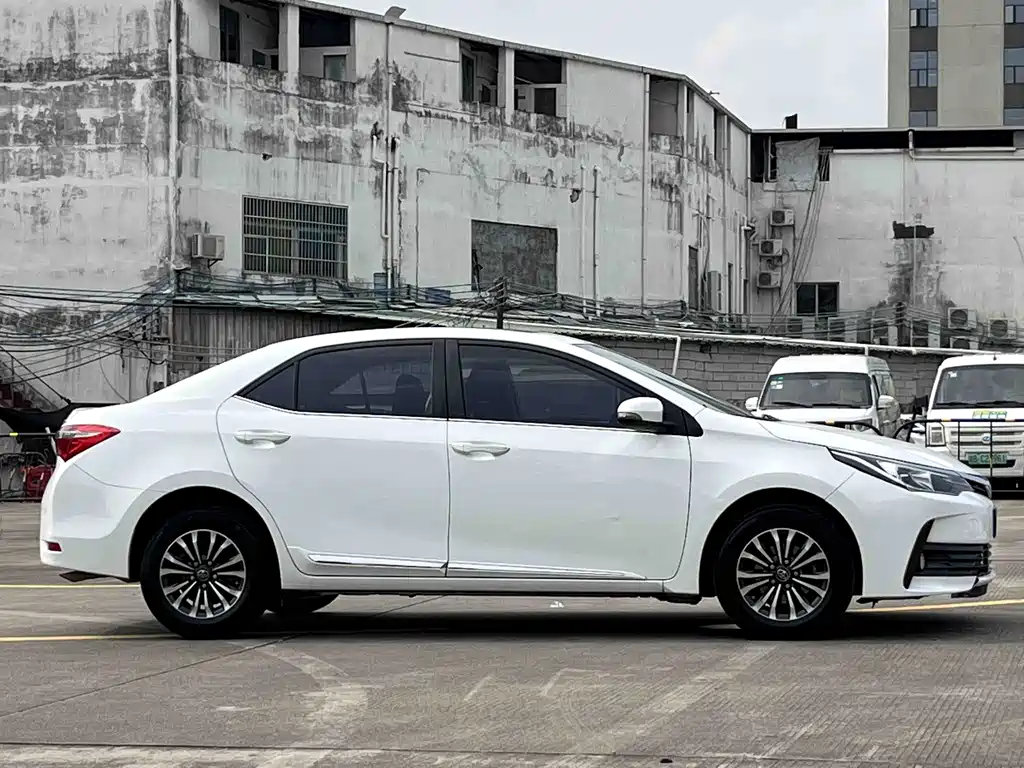 Toyota Corolla 2018 — фото 3
