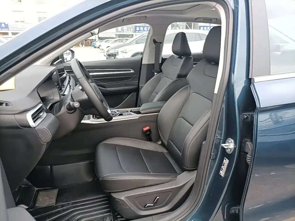 Geely Emgrand 2025 — фото 15
