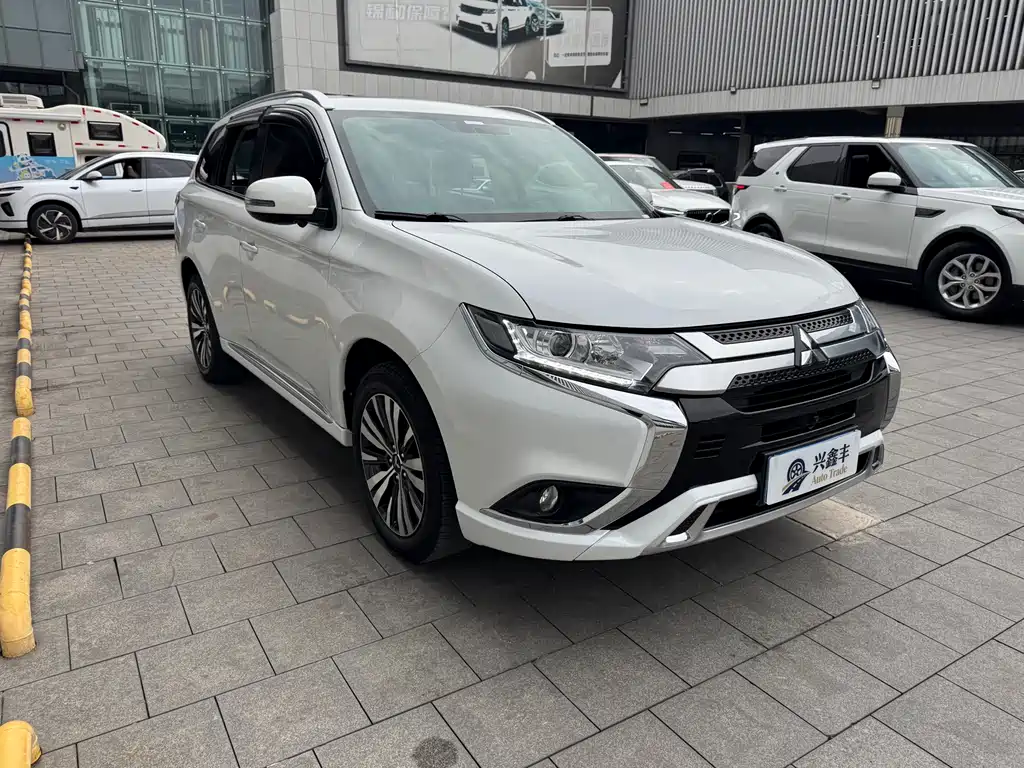 Mitsubishi Outlander 2022 — фото 3