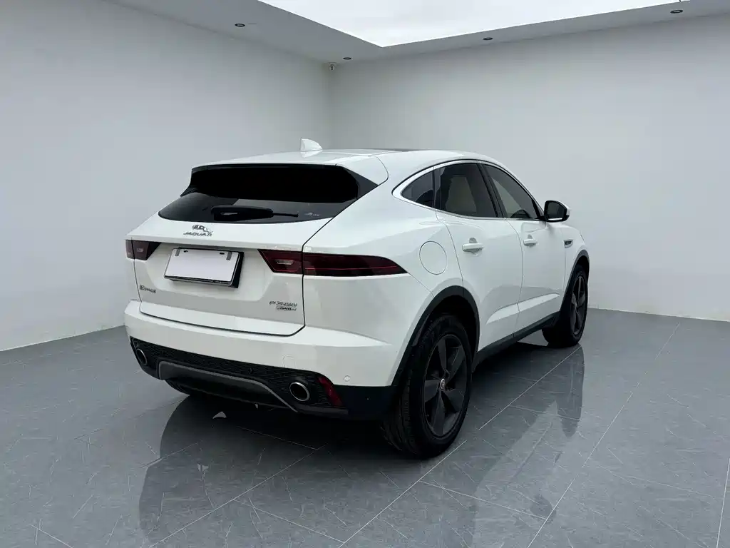 Jaguar E-PACE 2018 — фото 19